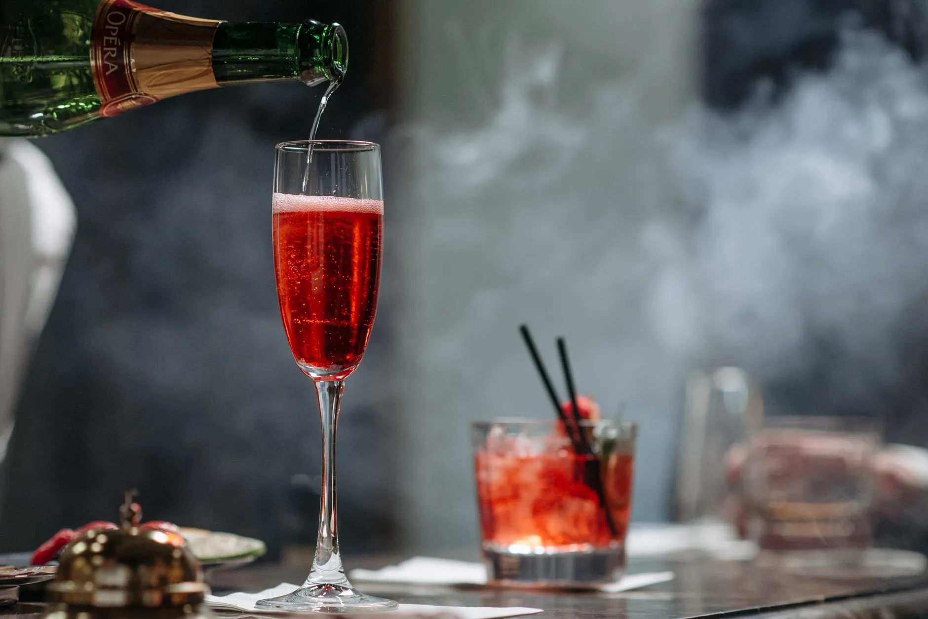 振动筛分设备定制方案：给料机与振动电机配套设计